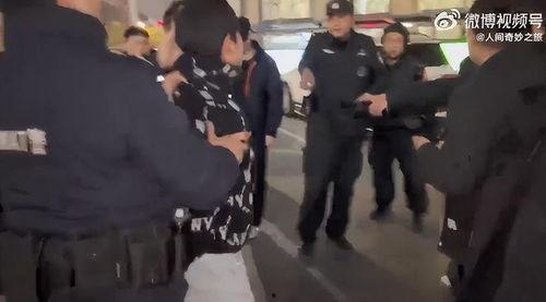 杭州抢劫金店吃瓜群众案件,现场惊心动魄，吃瓜群众见证惊悚瞬间